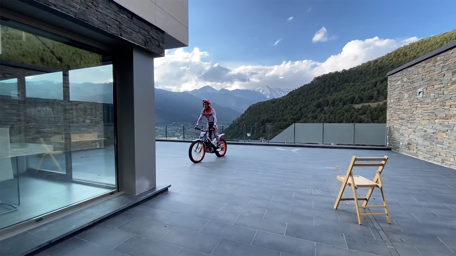 最新的影片，Antoni Bou騎乘HONDA Trial Bike在自己家閒晃